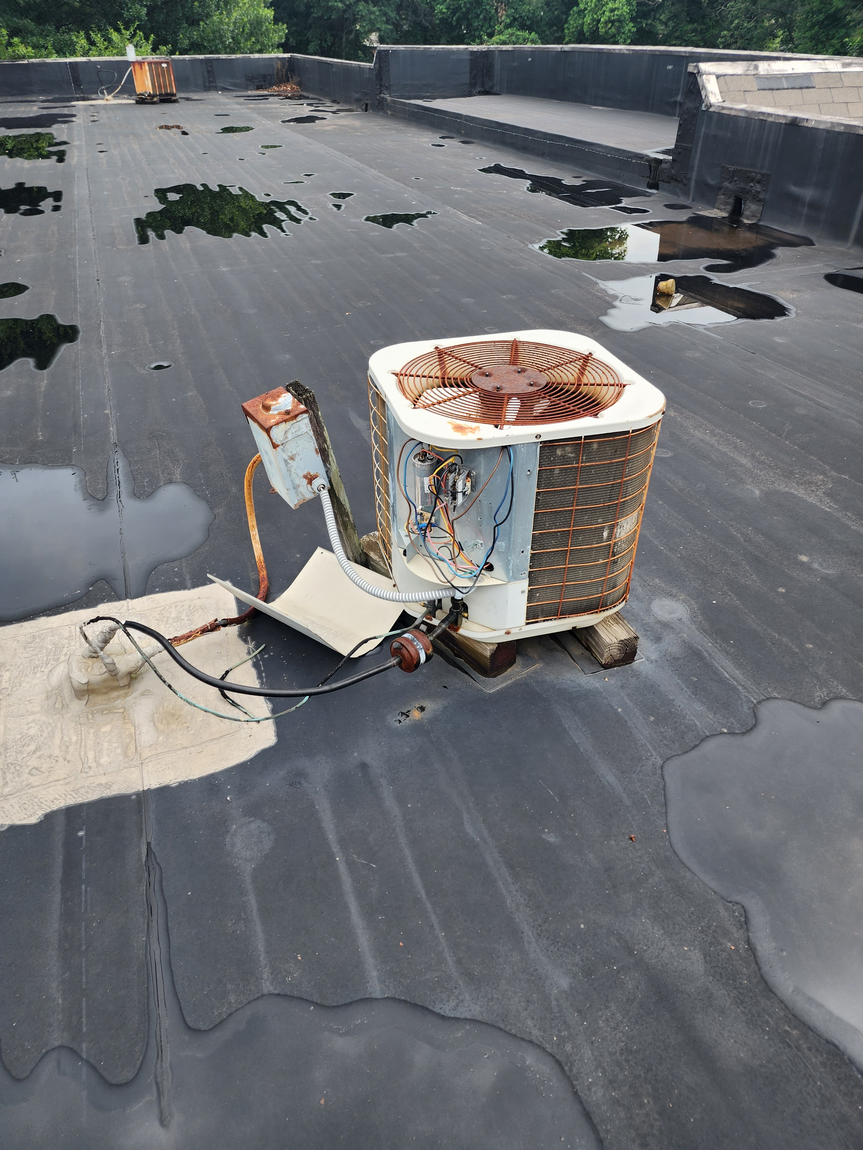 Rooftop condenser with unsafe wiring — Garris Air commercial service